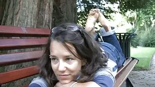 Hermano con gafas se folla a su hermana y a su madrastra con un beso