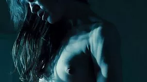 Hermano se folla a su hermana con un pene suave después de un beso de calidad