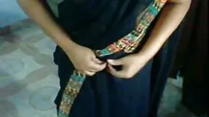 Estoy sosteniendo las tetas de mi madre y estoy follando con un coño afeitado