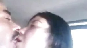 Chica guapa tomó a papá en su boca y lo dejó besar el coño