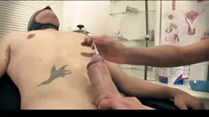 Madre quemó a su hijo e hija por sexo y se unió a ellos para besarlos