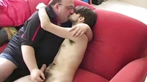 Enfermera húmeda en el baño pide frotarse la espalda y seduce a su hermano en incesto