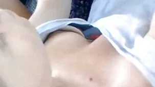 ¡Papá no debería saberlo ! Mamá con grandes tetas seduce a su hijo linda mamada en el dormitorio