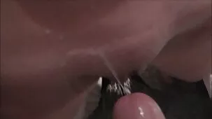 Hermana pelirroja lame la polla de su hermano antes de una cita con un hombre