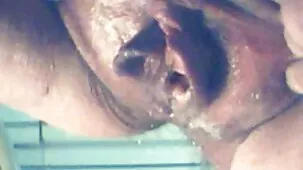 El viejo mecánico lamió maravillosamente el coño de la joven clienta y la besó