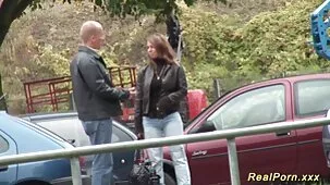 Mamá gorda chupa la polla de su hijo y acepta el sexo anal.