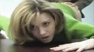 Hermana cachonda lame el pene de su hermano de cerca