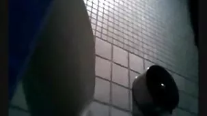 Besó el culo de su hermana en cámara.