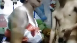 Hermano lame el coño de su hermana y juega con los dedos traviesos