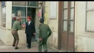 Hermano besará a su hermana corta con un pene grande y frío