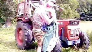 Madrastra tetona Phoenix Marie enérgica polla de mierda hijastro, sosteniéndolo en sus brazos