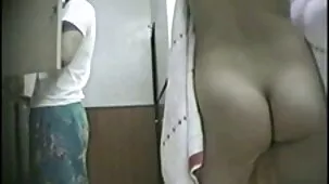 Orgía familiar casera con un vecino gordo que ocurre en la cocina