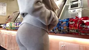 Hija chupando la polla de su padre y hablando por teléfono con su novio