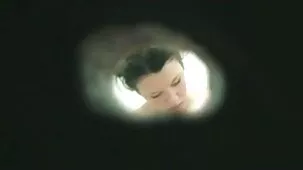 Cuando el padre no está en casa, puede abrir las piernas frente a su hijo