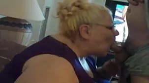 Beso de culo, semen en la boca y elección de madrastra con gafas después de sexo incestuoso