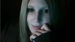 La hermanastra le da a su hermano una espada y gime en silencio en el proceso