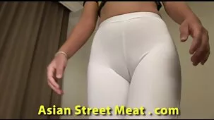 Mamá cabalga sobre mi polla con el coño afeitado para calentar