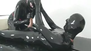 Padrastro se folla a una joven hijastra traviesa con un beso en el baño frente al espejo