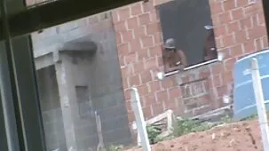 Los chicos no pudieron resistirse y le dieron un beso caliente a su hermano menor en la cama de sus padres