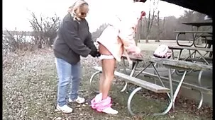 Besé tranquilamente a mi hermana en el coño afeitado mientras dormía