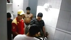 Primo pelirrojo cachondo convence al hombre de tener sexo