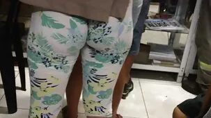 Hermosa mamá seduce a su hijo tetona