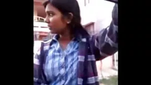 Chica rusa folla con su padre y su amigo en su cumpleaños.