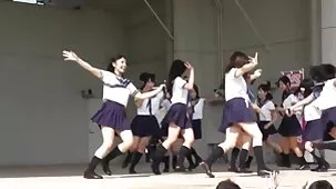 Hermana en lencería chupa la polla de su hermano antes del sexo