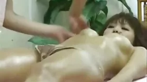 Mamá de grandes tetas enseña sexo a su hijo e hija de 18 años para no ser traviesos