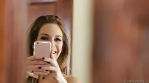 Milf tetona madura Verde atrapada en una trampa: su hijo atado y besado duro