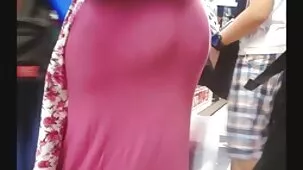 Padre anciano espió a su hija, luego reunió coraje y la besó