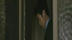 El chico lamió el coño nervioso de su madre, obligándola a tener un orgasmo.