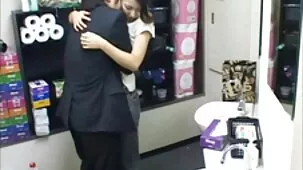 Hija de pelo negro espera a su padre en el dormitorio para un incesto agradable