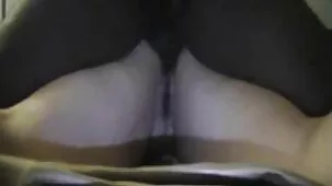 Hermana rubia teniendo sexo con su hermano en el sofá