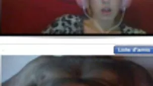 Hermano fue abandonado por una chica, así que la hermana tetona se da un beso en el coño