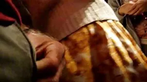 La besó en el culo hermano ayudó a su hermana a estirarse y se enojó tanto que la folló en el bonito culo