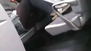 Mamá sexy en calcetines le hace una mamada a su hijo