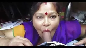 Chica redondeada con trenzas bellamente chupó el mapa del pene duro