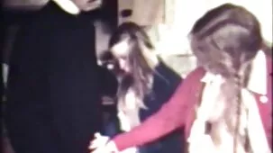 Hermana flaca disfruta de un gran pene de hermanastro