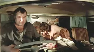 Hija rubia tiene sexo con su padre en el sofá contra el cáncer