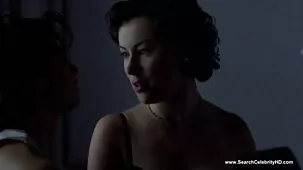 Beso del hermano besado hermana estúpidamente atrapada debajo de la cama