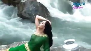 La atrevida hermana se sentó en la polla de su hermano dormido y saltó a la fama