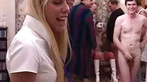 Un hijo obligó a su madre a aparearse con él.