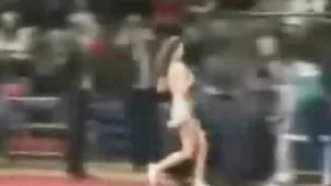 Papá besó a su hija en el coño y entró en un espeso lleno