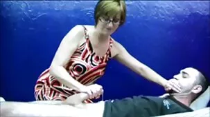 Hijo bombeado se folla a mamá gordita en un beso en la cocina