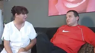 Madre lujuriosa priva a su hijo de la inocencia con la ayuda de job blow