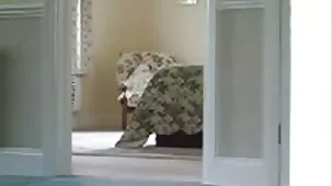 Madrastra rusa borracha seduce a su hijastro para que tenga relaciones sexuales después de unas copas de vino