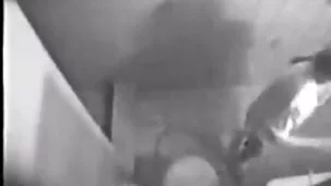 Un hermanastro le enseña a su hermana a fumar por la garganta y besar profundamente en la boca.