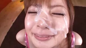 Hermana en sujetador rojo entrenando en el pene de su medio hermano