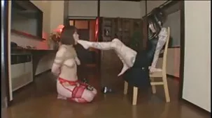 Mi hermana está cansada de cocinar y chupar la polla de su hermano en la cocina.